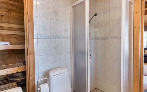 Pirttiniemi: Mueble, Silla, Mueble Para Exteriores, Mesa, Madera, Mesa Al Aire Libre, Cocina Y Comedor Mesa, Sombra, Jardín, Paraguas