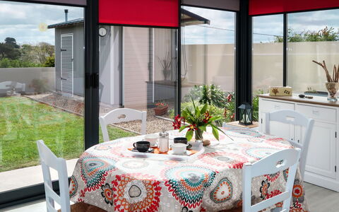 Avel Dro: Propiedad, Habitación, Mueble, Diseño De Interiores, Manteles, Casa, Mesa, Casa, Edificio, Bienes Raíces