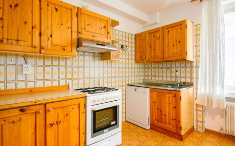 Moena 626: Mostrador, Gabinetes, Mueble, Propiedad, Edificio, Aparato De Cocina, Cocina, Estufa De Cocina, Electrodoméstico, Madera