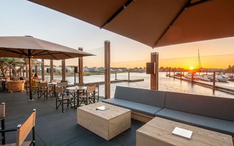 Oesterdam Resort: Propiedad, Cielo, Mesa, Sombra, Encendiendo, Arquitectura, Mueble Para Exteriores, Madera, Silla, Ocio