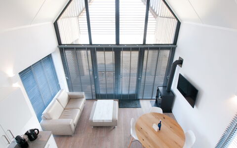 Oesterdam Resort: La Luz Del Día, Habitación, Propiedad, Diseño De Interiores, Arquitectura, Edificio, Techo, Casa, Desván, Bienes Raíces