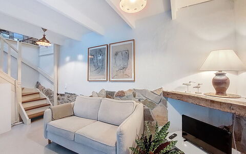 Gwenn: Mueble, Diseño De Interiores, Piso, Sofá, Suelo, Techo, Habitación, Sala, Encendiendo
