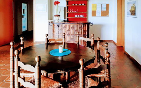 Vista Panorama: Habitación, Comedor, Diseño De Interiores, Mueble, Mesa, Suelo, Edificio, Piso, Sala, Casa