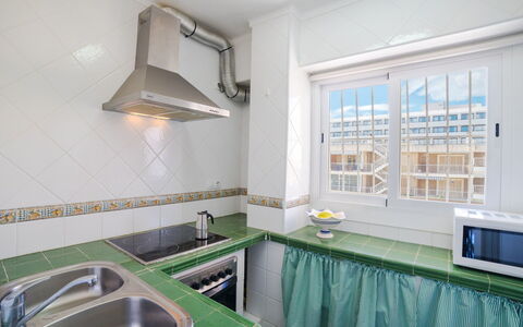 Los Girasoles: Habitación, Propiedad, Mostrador, Diseño De Interiores, Mueble, Cocina, Edificio, Bienes Raíces, Casa, Baño