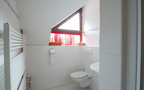 Ostružná: Baño, Habitación, Propiedad, Casa, Diseño De Interiores, Arquitectura, Edificio, Bienes Raíces, Suelo, La Luz Del Día