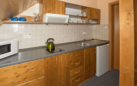 Ostružná: Mostrador, Gabinetes, Propiedad, Edificio, Fregadero, Mueble, Grifo, Lavabo, Cocina, Madera