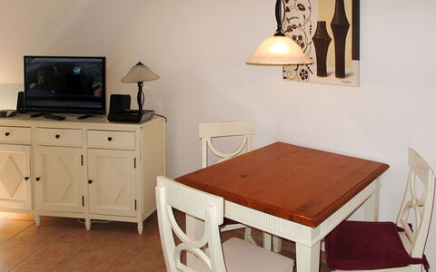 Am Haferland: Mueble, Habitación, Escritorio, Mesa, Propiedad, Diseño De Interiores, Suelo, Escritorio De Computadora, Cajonera, Silla