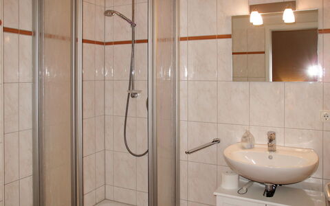 Am Haferland: Baño, Propiedad, Habitación, Loseta, Arreglo De Tubería, Ducha, Panel De Ducha, Barra De La Ducha, Pared, Puerta De La Ducha