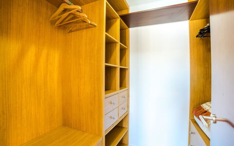 Les Savines: Habitación, Amarillo, Propiedad, Pared, Mueble, Techo, Casa, Diseño De Interiores, Arquitectura, Edificio