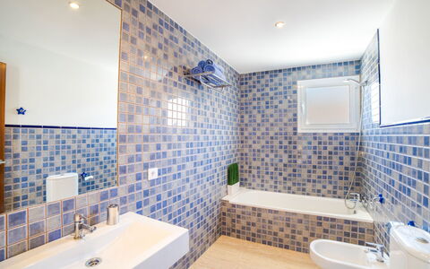Les Savines: Baño, Propiedad, Loseta, Habitación, Bienes Raíces, Diseño De Interiores, Edificio, Pared, Arquitectura, Casa