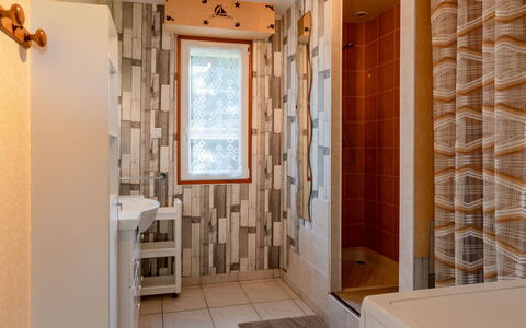 Chez Lilo: Madera, Diseño De Interiores, Puerta, Suelo, Piso, Madera Dura, Manchas De Madera, Bienes Raíces, Edificio