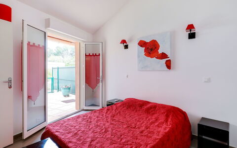 Villa Robinson: Habitación, Habitación, Rojo, Propiedad, Mueble, Diseño De Interiores, Cama, Sábana, Casa, Pared
