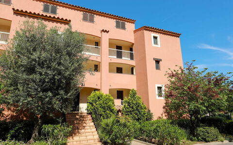 Saint-Raphaël 712: Propiedad, Barrio Residencial, Edificio, Barrio, Departamento, Casa, Arquitectura, Bienes Raíces, Casa, By