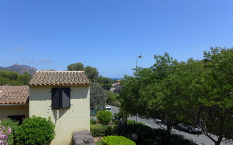 Résidence les Sangliers: Cielo, Planta, Edificio, Ventana, Casa, Árbol, Luz De La Calle, Cobertura Del Suelo, Paisaje, Hierba