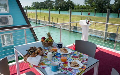 Lignano Riviera 610: Agua, Mueble, Vajilla, Mesa, Cielo, Comida, Silla, Mueble Para Exteriores, Piscina, Árbol