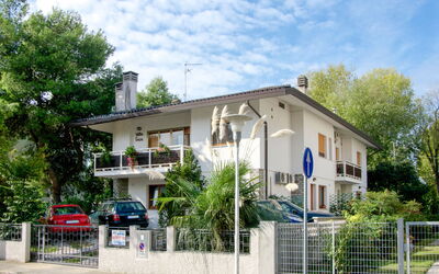 Lignano Sabbiadoro 638: Mesa, Propiedad, Edificio, Cielo, Ventana, Madera, Diseño De Interiores, Nube, Encendiendo, Mueble Para Exteriores