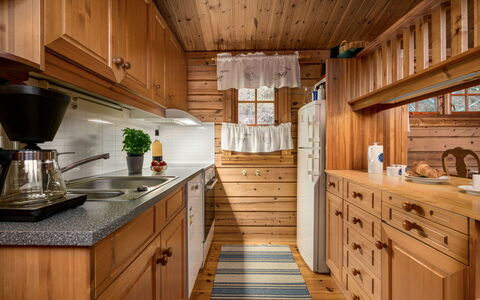 Fjordblick i: Madera, Cocina, Mostrador, Piso, Gabinetes, Diseño De Interiores, Lavabo, Aparato De Cocina, Mueble, Suelo