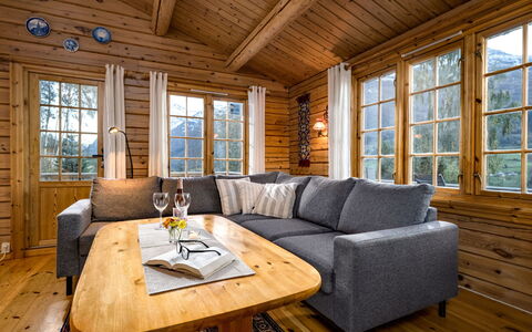 Fjordblick i: Madera, Diseño De Interiores, Sofá, Mueble, Casa, Piso, Suelo, Sala, Cabaña, Habitación