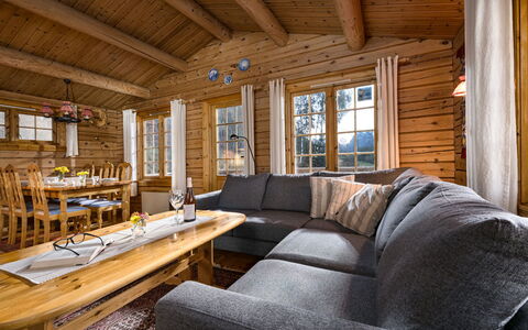 Fjordblick i: Madera, Casa, Casa, Cabaña, Cuarto De Troncos, Madera Dura, Sala, Sofá, Maderas, Manchas De Madera