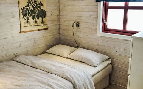 Elistova: Pared, Suelo, Piso, Habitación, Madera, Mueble, Cama, Diseño De Interiores, Habitación, Sábana