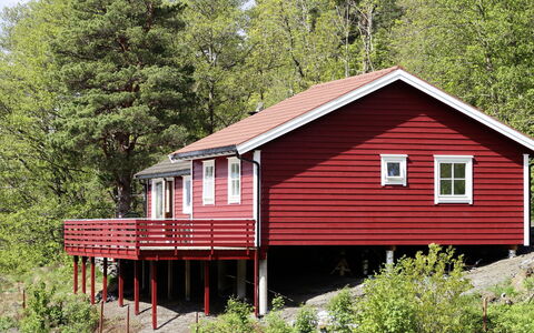 Rød Hytte: Planta, Edificio, Ventana, Casa, Madera, Árbol, El Terreno Del Lote, Cabaña, Paisaje Natural, Vía Muerta