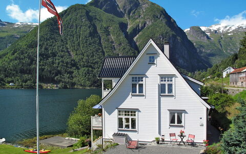 Villa Esefjord: Cielo, Nube, Agua, Edificio, Planta, Propiedad, Montaña, Ventana, Casa, Cabaña