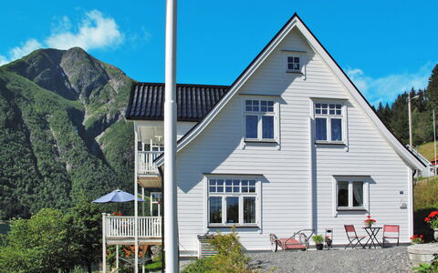 Villa Esefjord: Planta, Cielo, Nube, Propiedad, Edificio, Ventana, Casa, El Terreno Del Lote, Hierba, Pendiente