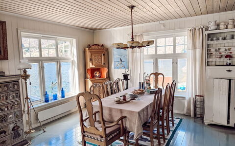 Villa Esefjord: Mesa, Mueble, Propiedad, Marco, Madera, Silla, Encendiendo, Diseño De Interiores, Ventana, Suelo