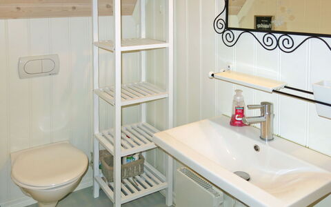 Villa Esefjord: Propiedad, Grifo, Lavabo, Arreglo De Tubería, Lavabo Del Baño, Diseño De Interiores, Baño, Madera, Piso, Suelo