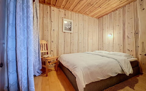 Målsnes: Cama, Habitación, Diseño De Interiores, Suelo, Piso, Mueble, Pared, Sábana, Madera, Lecho
