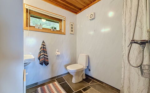 Målsnes: Piso, Madera, Suelo, Diseño De Interiores, Techo, Arreglo De Tubería, Plomería, Habitación, Baño, Grifo