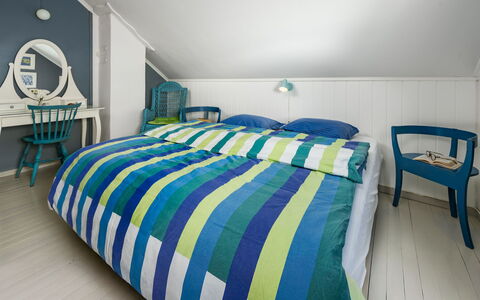 Eseviki: Azul, Cama, Habitación, Diseño De Interiores, Lecho, Sábana, Madera, Linos, Mueble, Piso