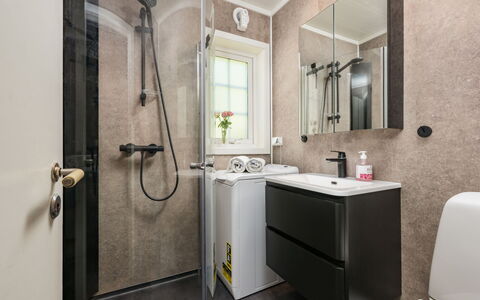 Eseviki: Baño, Arreglo De Tubería, Mueble De Baño, Piso, Diseño De Interiores, Suelo, Baño, Lavabo, Plomería, Asiento Del Baño