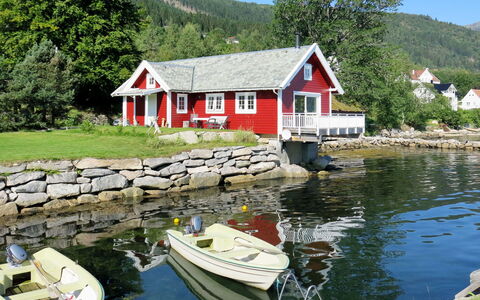 Naustet: Agua, Barco, Edificio, Cielo, Watercraft, Planta, Vehículo, Naturaleza, Ventana, Casa