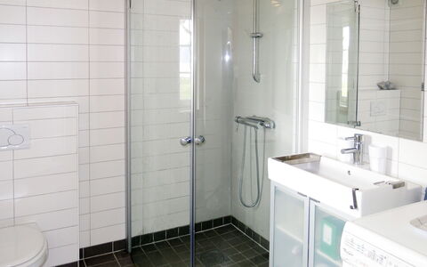 Naustet: Arreglo De Tubería, Lavabo, Espejo, Grifo, Edificio, Baño, Ducha, Gabinetes, Puerta