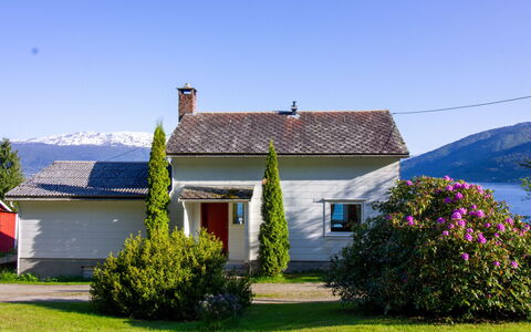 Tantestova: Planta, Cielo, Edificio, Ventana, Casa, Árbol, El Terreno Del Lote, Hierba, Cabaña, Barrio Residencial