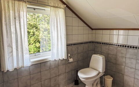 Tantestova: Propiedad, Ventana, Edificio, Baño, Arreglo De Tubería, Cortina, Asiento Del Baño, Baño, Suelo