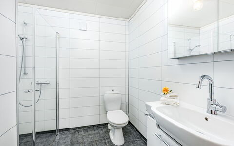 Hovsfjellet: Piso, Arreglo De Tubería, Baño, Suelo, Diseño De Interiores, Asiento Del Baño, Baño, Techo, Lavabo, Plomería