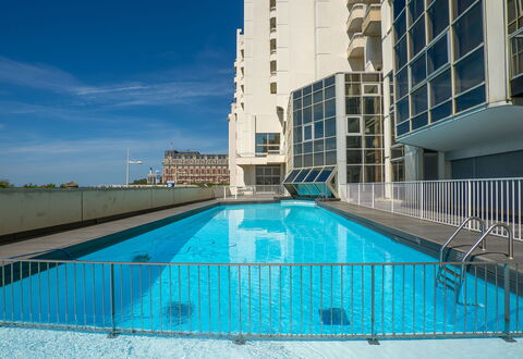 Biarritz 180: Agua, Edificio, Cielo, Azur, Piscina, Ventana, Bloque De Pisos, Condominio, Rectángulo, Diseño Urbano