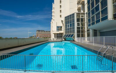 Biarritz 180: Agua, Edificio, Cielo, Azur, Piscina, Ventana, Bloque De Pisos, Condominio, Rectángulo, Diseño Urbano