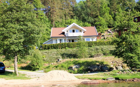 Naudøyna: Agua, Planta, Cielo, Tiempo De Día, Propiedad, Edificio, Naturaleza, Ventana, Paisaje Natural, Árbol