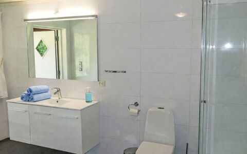Espeøya: Lavabo Del Baño, Baño, Arreglo De Tubería, Piso, Lavabo, Diseño De Interiores, Suelo, Grifo, Mueble De Baño, Plomería