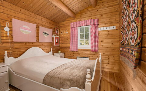 Fjellro: Madera, Mueble, Diseño De Interiores, Habitación, Casa, Suelo, Piso, Casa, Cabaña, Cama