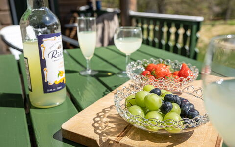 Fjellro: Comida, Vajilla, Botella, Ingrediente, Fruta, Drinkware, Mesa, Barware