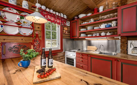 Fjellbris: Madera, Mueble, Diseño De Interiores, Cocina, Piso, Techo, Mostrador, Gabinetes, Habitación, Manchas De Madera