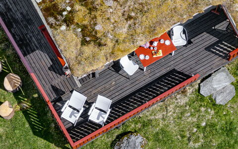 Fjellbris: El Terreno Del Lote, Jardín, Yarda, Mueble Para Exteriores, Sombra, Silla, Paisajismo, Cubierta, Madera Dura, Patio Interior