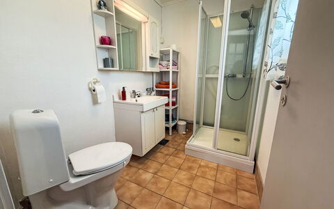 Kvamsvika: Asiento Del Baño, Arreglo De Tubería, Suelo, Baño, Piso, Lavabo, Plomería, Diseño De Interiores, Lavabo Del Baño, Baño