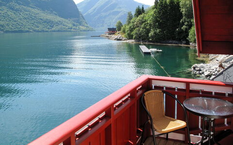 Arnafjord 609: Agua, Cielo, Verde, Watercraft, Barco, Montaña, Lago, Silla, Árbol, Ocio