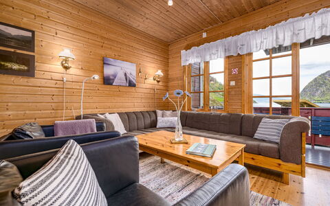 Jambueggi: Madera, Sofá, Mueble, Diseño De Interiores, Suelo, Techo, Piso, Sala, Suelos De Madera, Casa