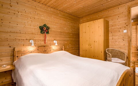 Krokeggi: Madera, Piso, Suelo, Techo, Diseño De Interiores, Mueble, Habitación, Cama, Encendiendo, Lámpara